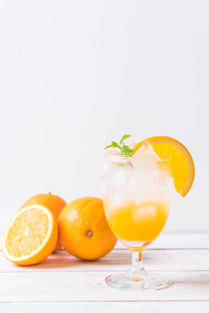 Frutas en vaso sobre fondo blanco