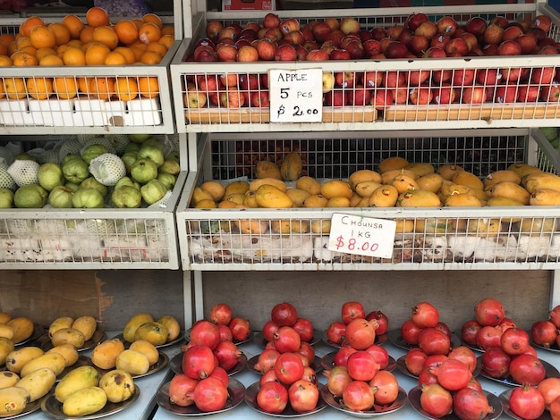 Foto frutas para la venta en los puestos de mercado