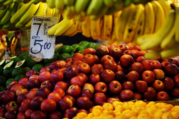 Foto frutas para la venta en los puestos de mercado