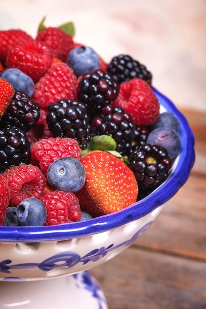 Frutas de verano en un cuenco de cerámica azul y blanco.