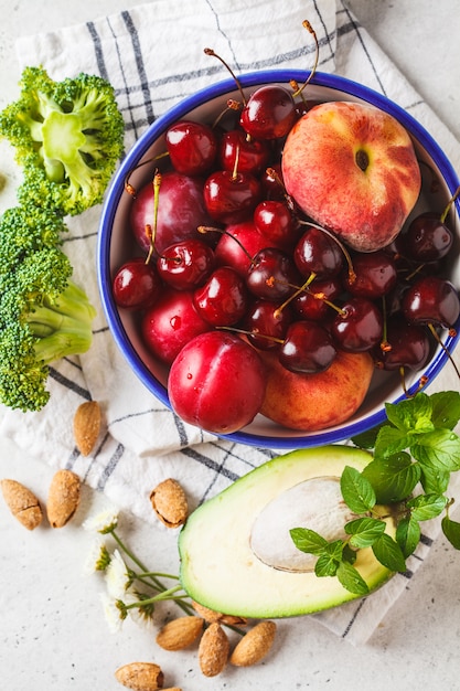 Frutas de verano, frutos secos y bayas.