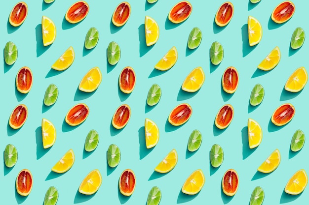 Frutas de verano vista superior jugo brillante cítrico limón naranja mandarina y lima en fondo azul comida de frutas saludables