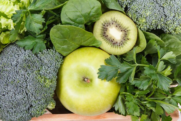 Frutas verdes maduras frescas con verduras como alimentos saludables que contienen vitaminas o minerales naturales Concepto de desintoxicación corporal