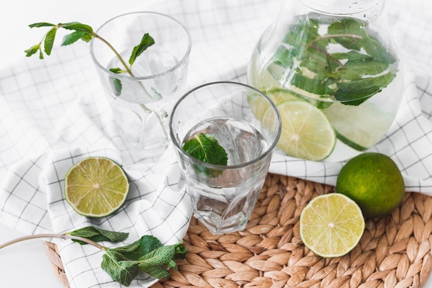 Foto frutas verdes en una mesa de vidrio