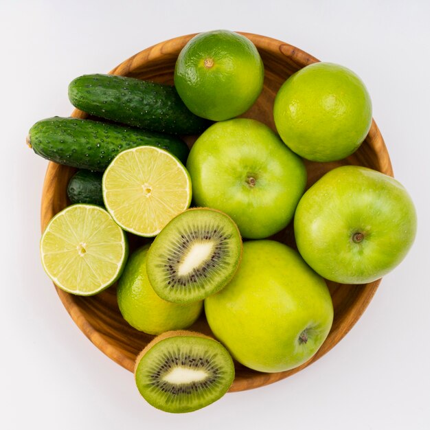 Frutas verdes na cesta