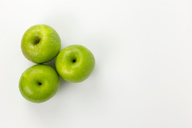 Frutas verdes orgánicas saludables y manzanas verdes naturales aisladas sobre fondo blanco manzanas frescas fruta