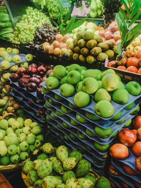 Frutas verdes para la venta en los puestos del mercado