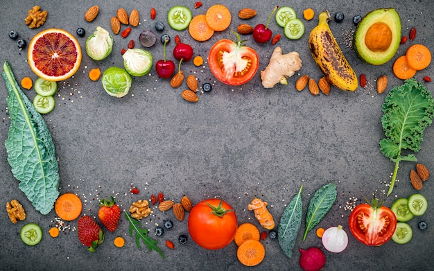 frutas y verduras para batidos saludables en piedra oscura