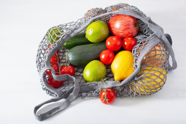 Foto frutas y verduras en una bolsa de algodón de malla reutilizable, concepto de cero residuos sin plástico