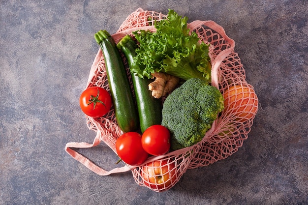 Frutas verduras en bolsa de algodón de malla reutilizable concepto de cero residuos sin plástico