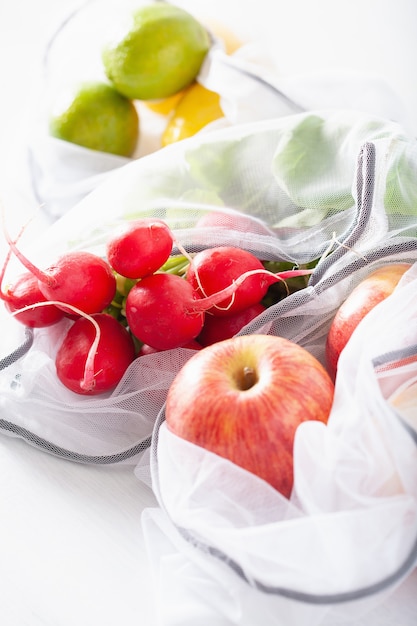 Frutas y verduras en una bolsa de nylon de malla reutilizable, concepto de cero residuos sin plástico