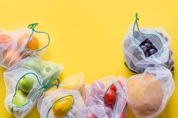 Frutas y verduras en bolsas de malla.