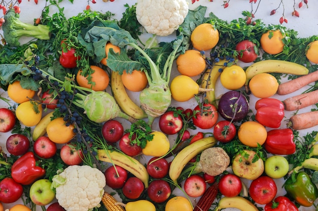 Frutas y verduras coloreadas arco iris en una tabla blanca. Concepto de día de jugo y acción de gracias.