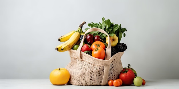 Frutas y verduras ecológicas frescas en bolsas ecológicas blancas