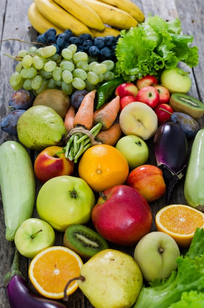 Frutas y verduras en el fondo de la mesa de madera vieja