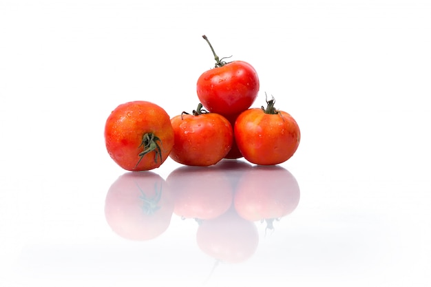 Frutas y verduras frescas aisladas sobre fondo blanco