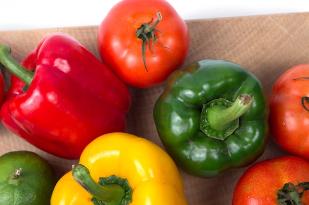 Frutas y verduras frescas aisladas sobre fondo blanco