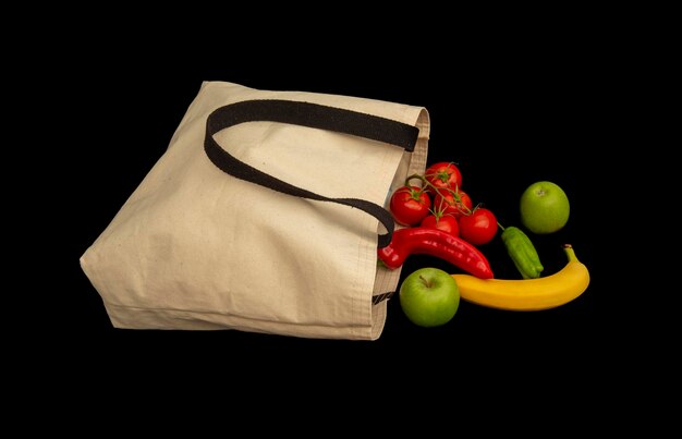 Foto frutas y verduras frescas en bolsa de tela