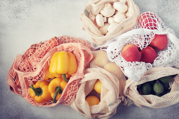 Frutas y verduras frescas en bolsas ecológicas. Compras sin desperdicio