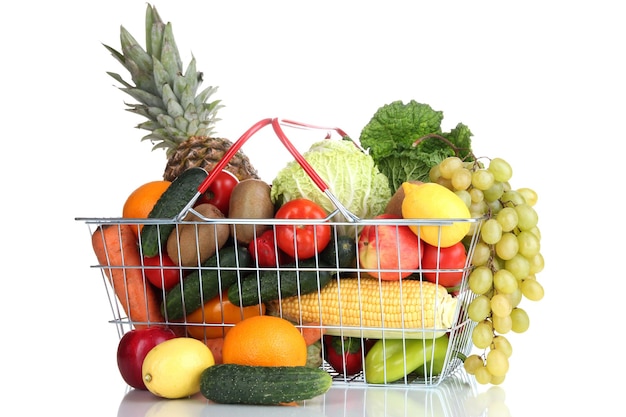 Frutas y verduras frescas en cesta de metal aislado en blanco