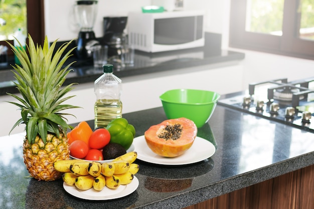 Frutas y verduras frescas en la cocina.