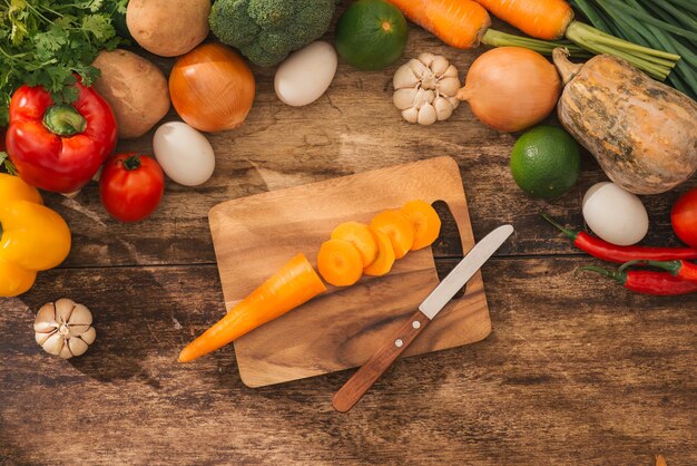 frutas y verduras frescas en la mesa de madera