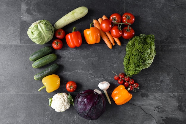 Frutas y verduras frescas Sobre un fondo negro Banner Vista superior Concepto de comida saludable