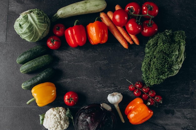 Frutas y verduras frescas Sobre un fondo negro Banner Vista superior Concepto de comida saludable