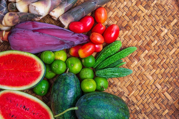 Frutas y verduras frescas tropicales orgánicas para un estilo de vida saludable Arreglo de diferentes verduras