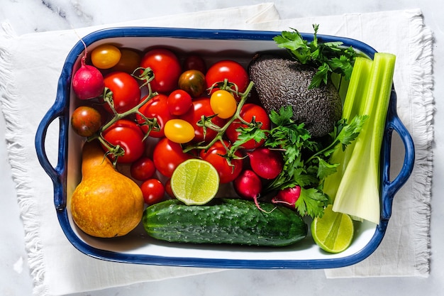 Frutas y verduras frescas de verano multicolores brillantes sobre una mesa en una bandeja para hornear. cocinar, ingredientes para ensaladas