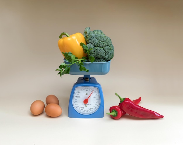 Frutas verduras huevos y balanzas de cocina