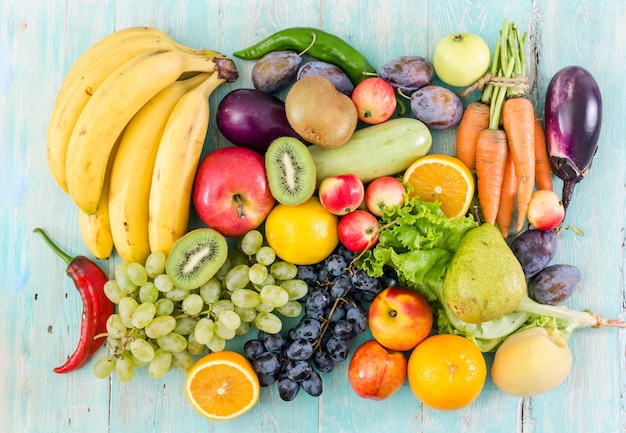 Frutas y verduras en una mesa antigua pintada de azul