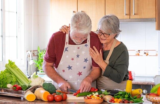 Foto frutas y verduras en la mesa en casa