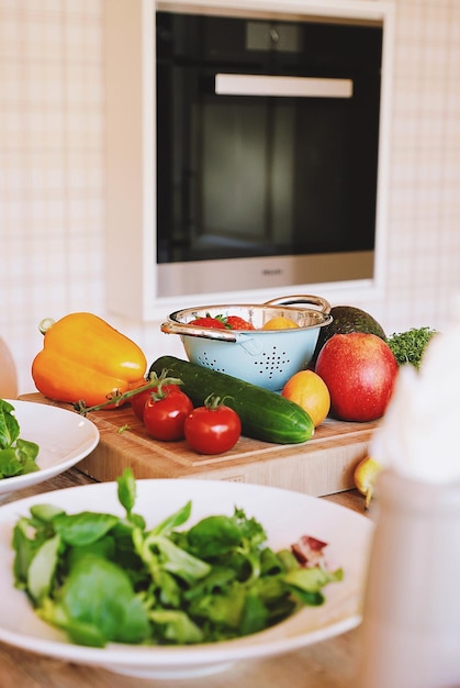 Frutas y verduras en la mesa en casa