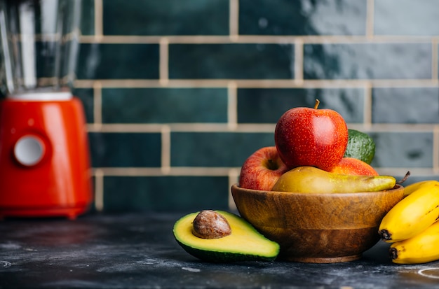 Foto frutas y verduras en la mesa de la cocina para batidos de frutas, jugos y bebidas. cocinar comida vegetariana saludable en casa. concepto de comida sana y saludable