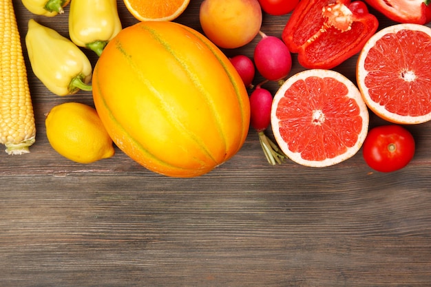 Frutas y verduras en mesa de madera.