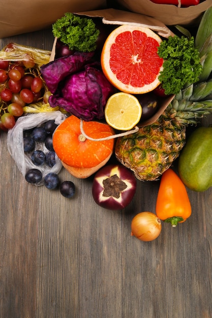 Foto frutas y verduras en la mesa