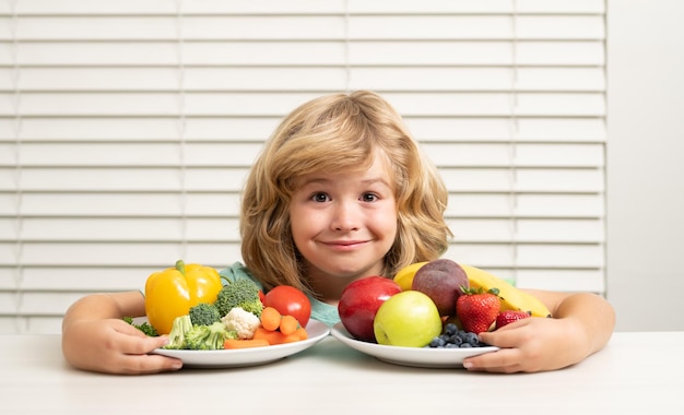 Foto frutas y verduras niño niño comer alimentos saludables verduras desayuno con leche frutas y verduras