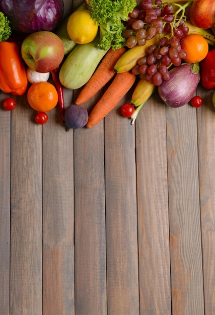Frutas y verduras orgánicas frescas sobre fondo de madera