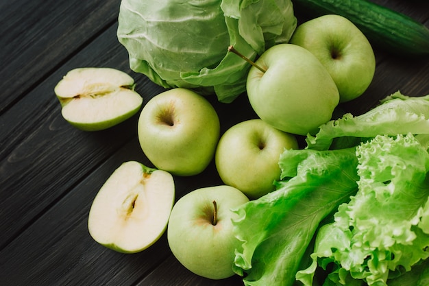 Frutas y verduras orgánicas frescas sobre fondo negro