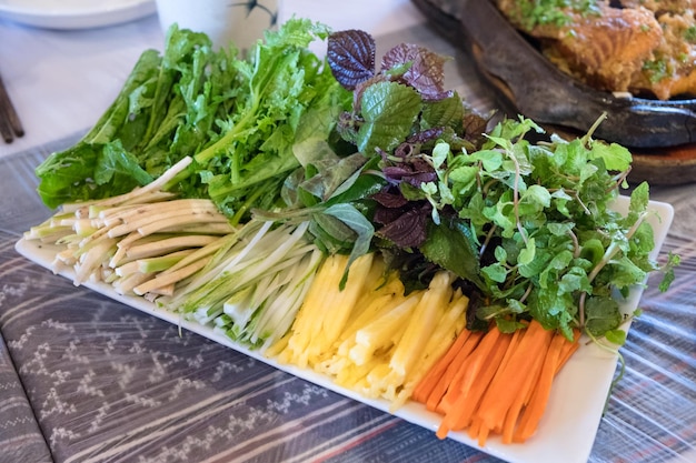 Frutas y verduras en plato en restaurante vietnamita