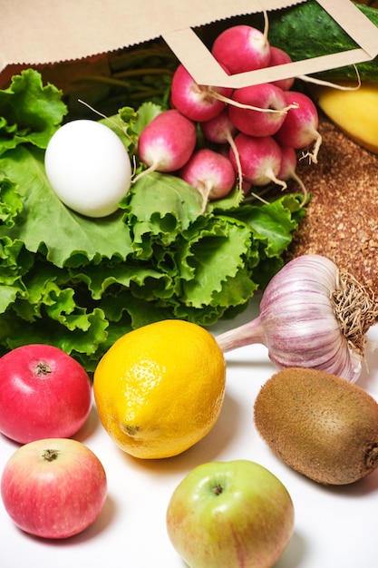 Frutas, verduras y productos en una bolsa de papel