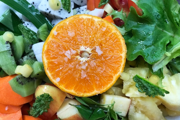 Frutas, verduras en rodajas y sal para un batido saludable.