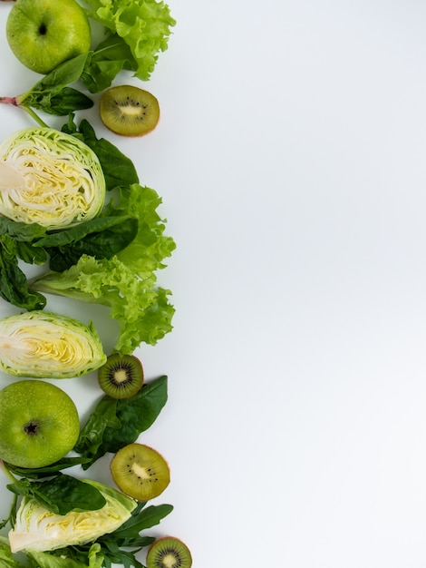 Frutas y verduras sobre un fondo blanco.