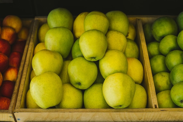 Las frutas y verduras son una dieta saludable Manzanas frescas y maduras en una caja en un estante en una tienda de comestibles