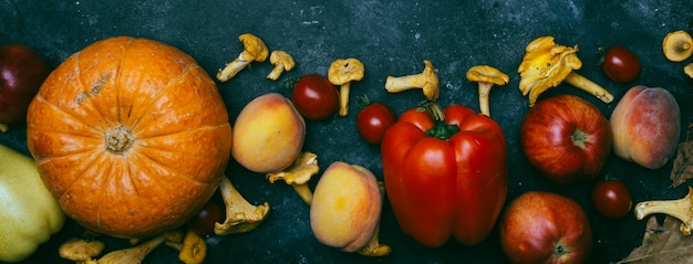 Foto frutas y verduras de temporada de otoño: calabaza, pera, manzana, maíz, rebozuelos, pimienta.