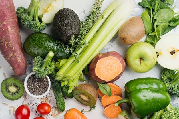 Frutas y verduras verdes sobre blanco