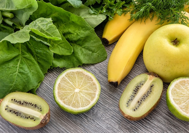 Frutas, verduras y verduras en una madera.