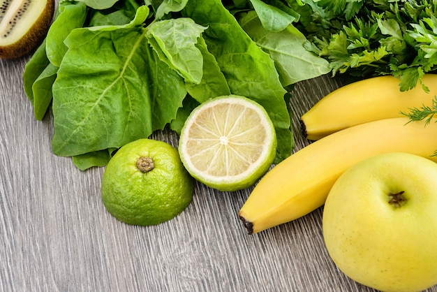 Frutas, verduras y verduras en una madera