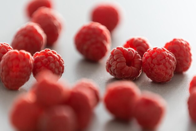 Frutas vermelhas de framboesa em fundo cinza